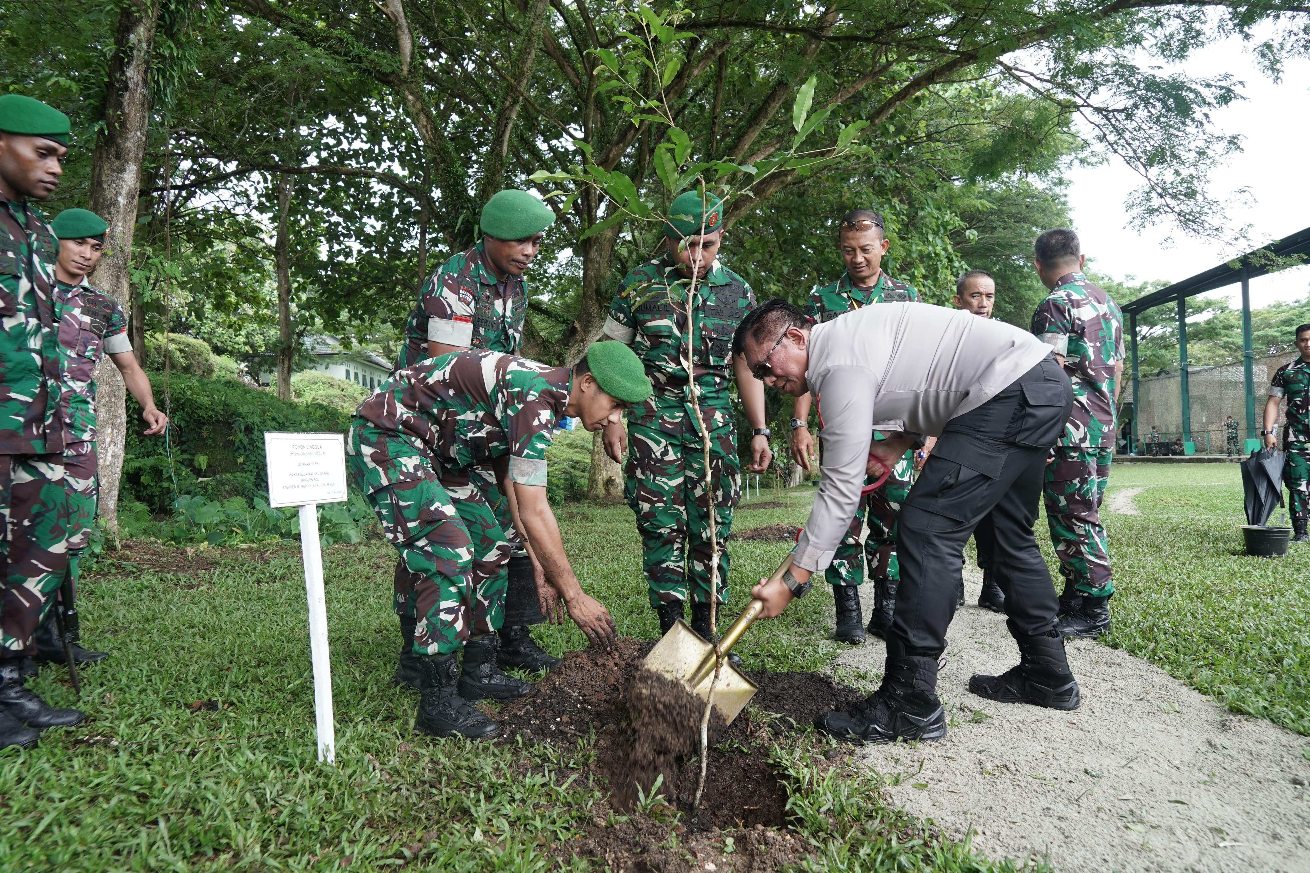 Peserta Apel Dansat Lakukan Penanaman Pohon Penghijauan di Rindam XV/Pattimura
