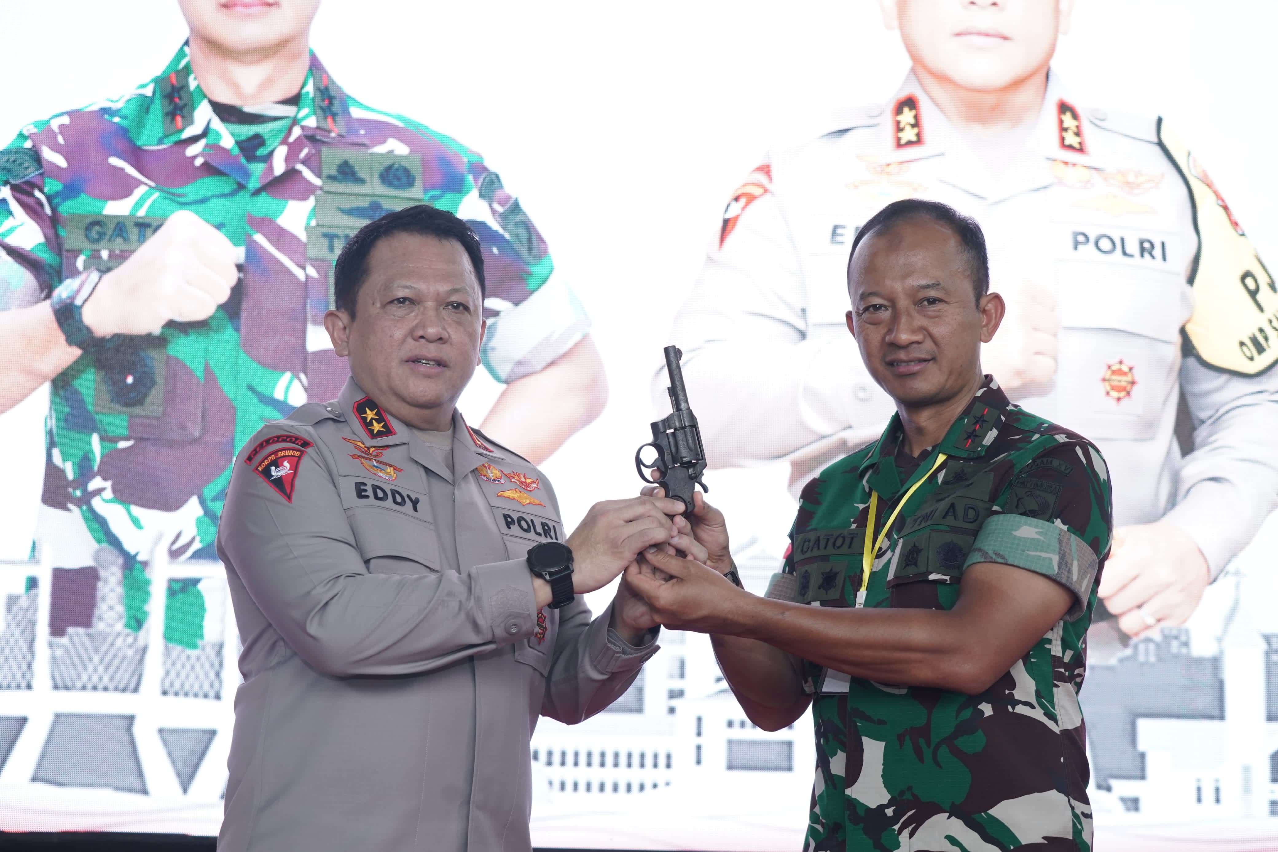 Pangdam XV/Pattimura Serahkan 1 Pucuk Senjata Organik Pistol jenis Revolver ke Kapolda Maluku