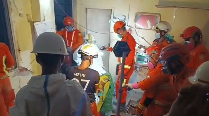 Kolaborasi dengan Tim SAR Setempat, Tim INASAR Berhasil Temukan 3 Jasad Korban Gempa Myanmar di Reruntuhan