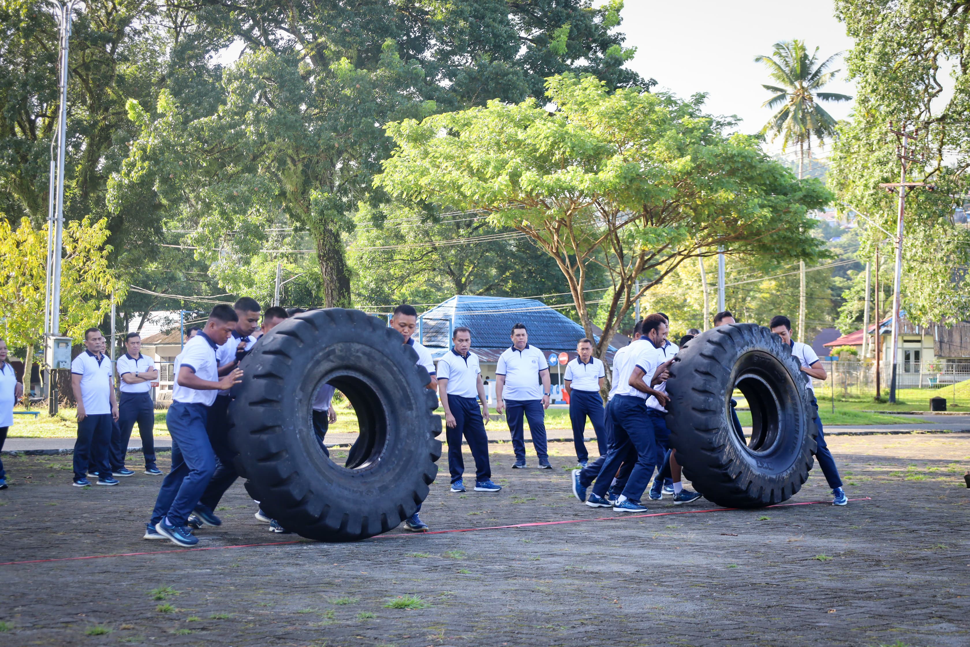 TINGKATKAN KEKOMPAKAN DAN KEBUGARAN FISIK PRAJURITNYA, DANLANTAMAL IX GELAR LOMBA GULING BAN