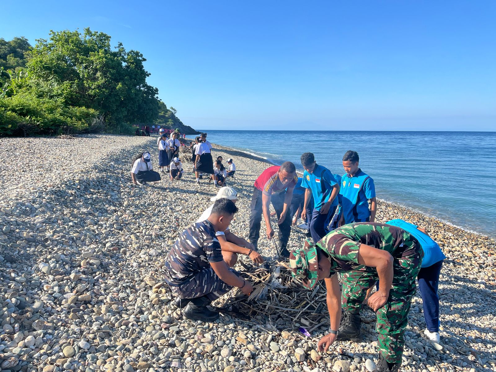 Wujudkan Sinergitas TNI-POLRI Dan Masyarakat, Lanal Wetar Ikuti Bhakti Sosial Bersih-Bersih Pantai