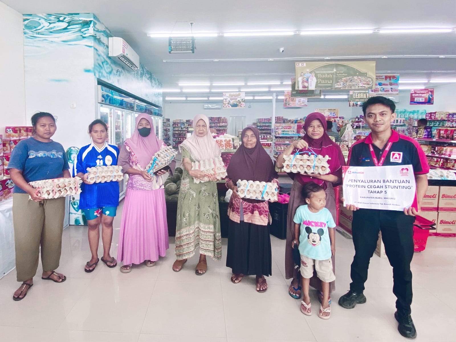 Intervensi Stunting, Alfamidi Ambon Telah Salurkan 7.500 Telur di Desa Waenetat