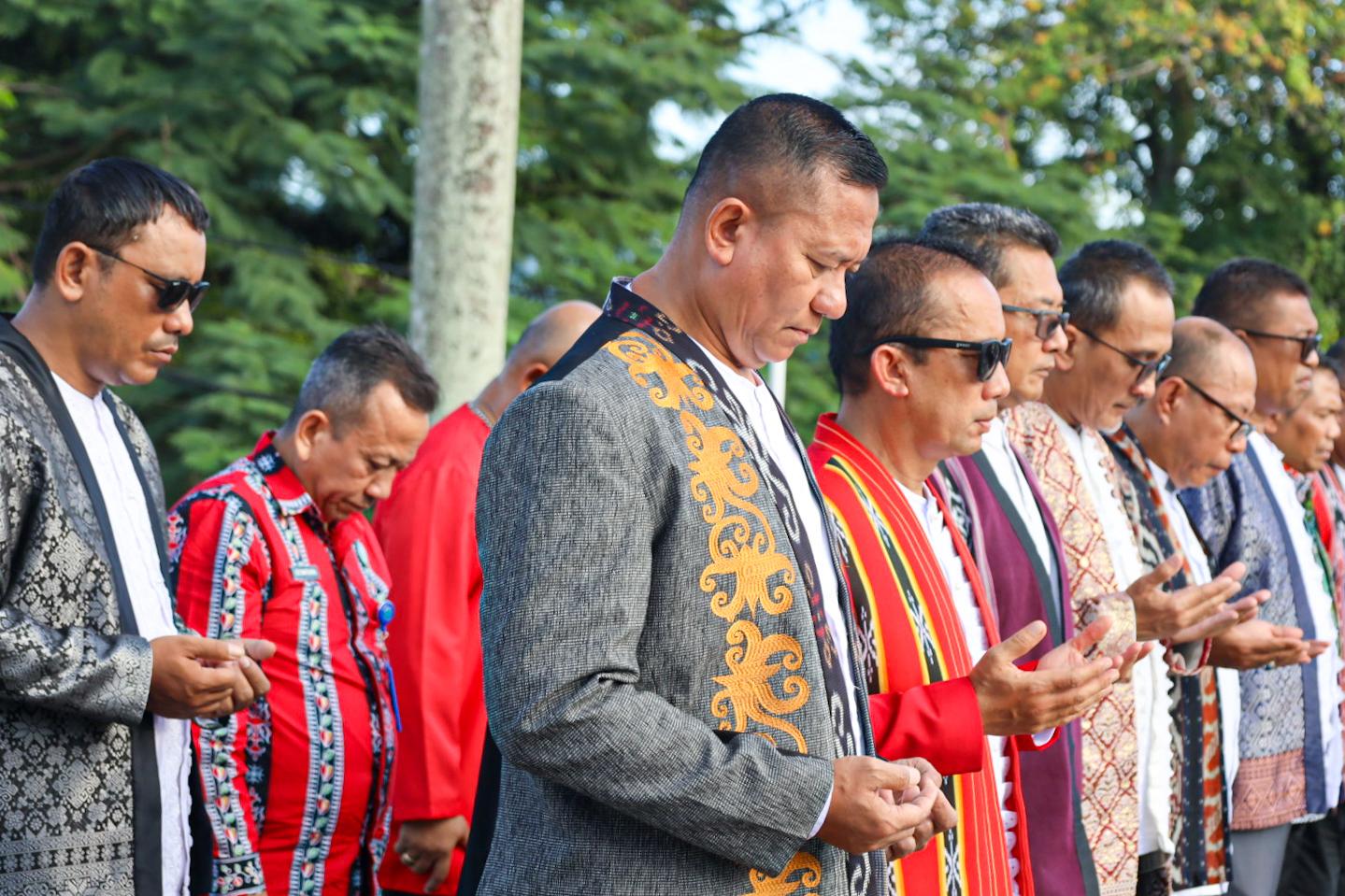 MENGINGAT NILAI PERJUANGAN PATTIMURA, DANLANTAMAL IX LAKSANAKAN UPACARA ZIARAH DAN TABUR BUNGA DI TAMAN MAKAM PAHLAWAN KAPAHAHA