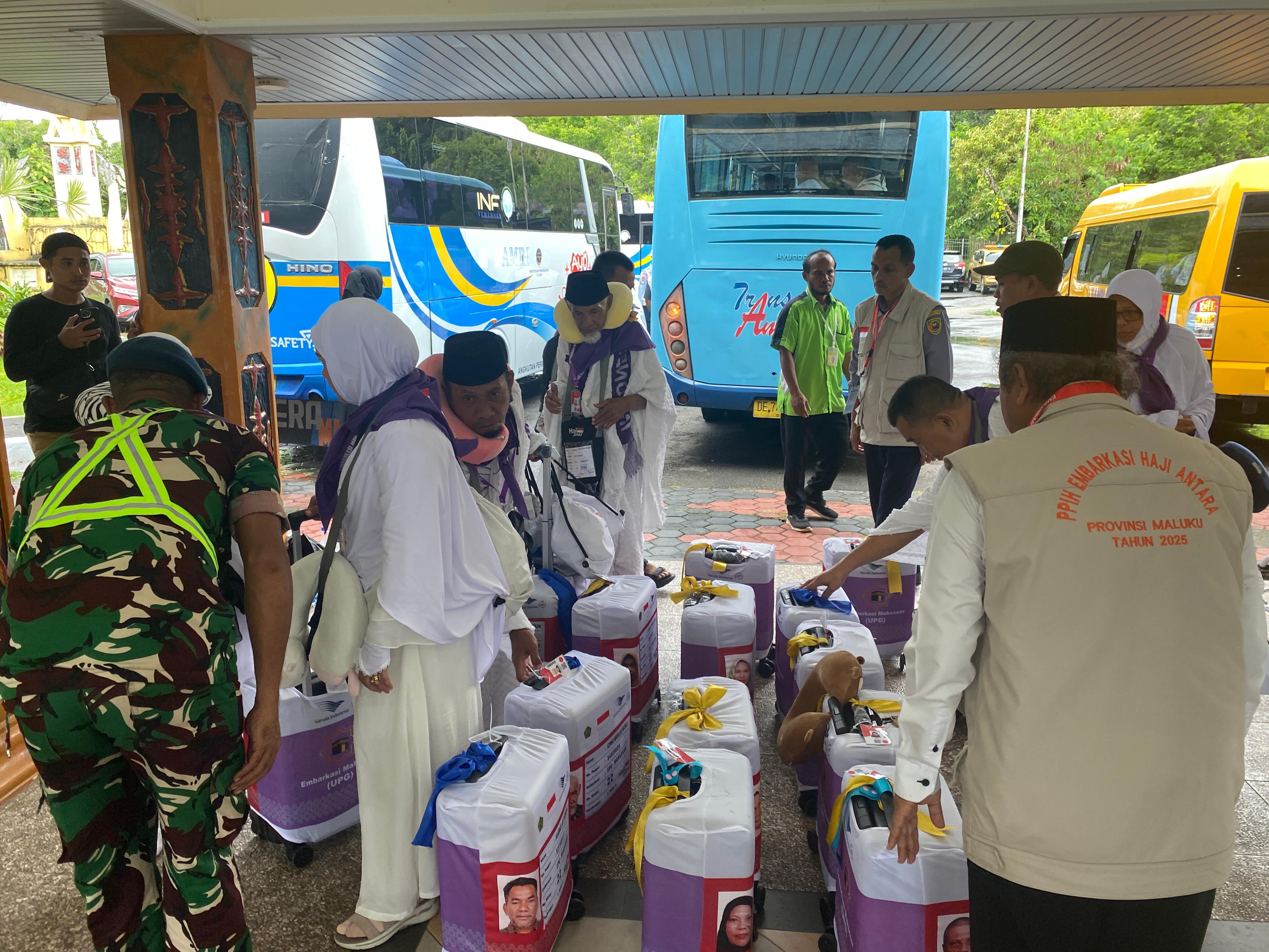 BANDARA PATTIMURA AMBON SIGAP MELAYANI KEBERANGKATAN 1.086 JAMAAH CALON HAJI MALUKU KE MAKASSAR