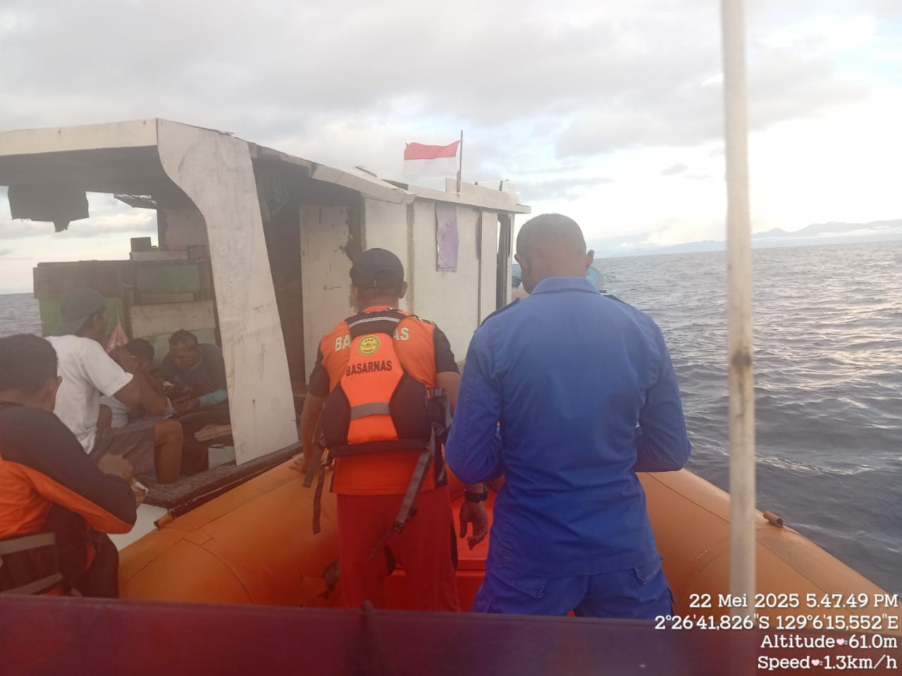 Tim SAR Gabungan Berhasil Selamatkan, Kapal Ikan Yang Berpenumpang 11 orang yang Alami Rusak Mesin.