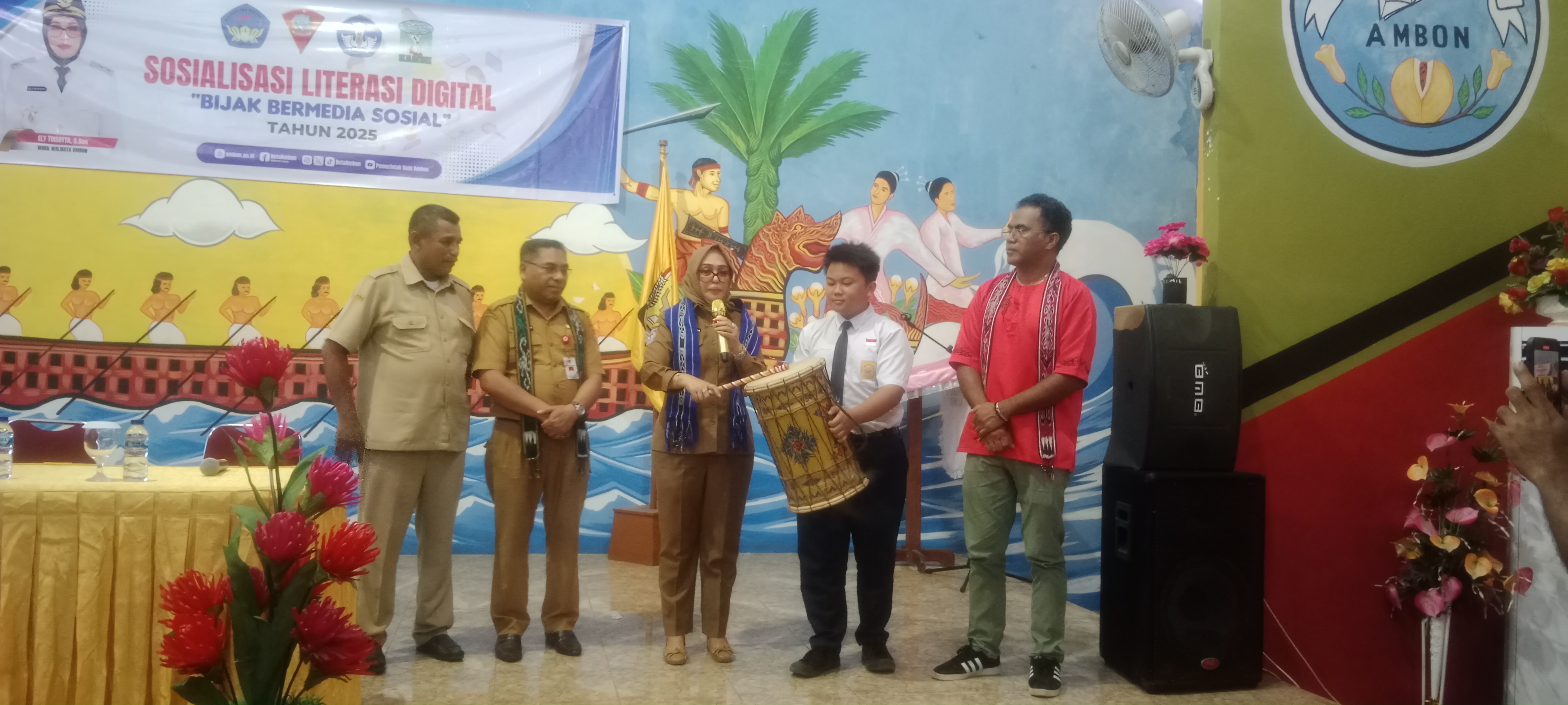 Wakil Walikota Ambon Ely Toisutta Membuka Sosialisasi Literasi Digital Di SMPN 14 Ambon. 