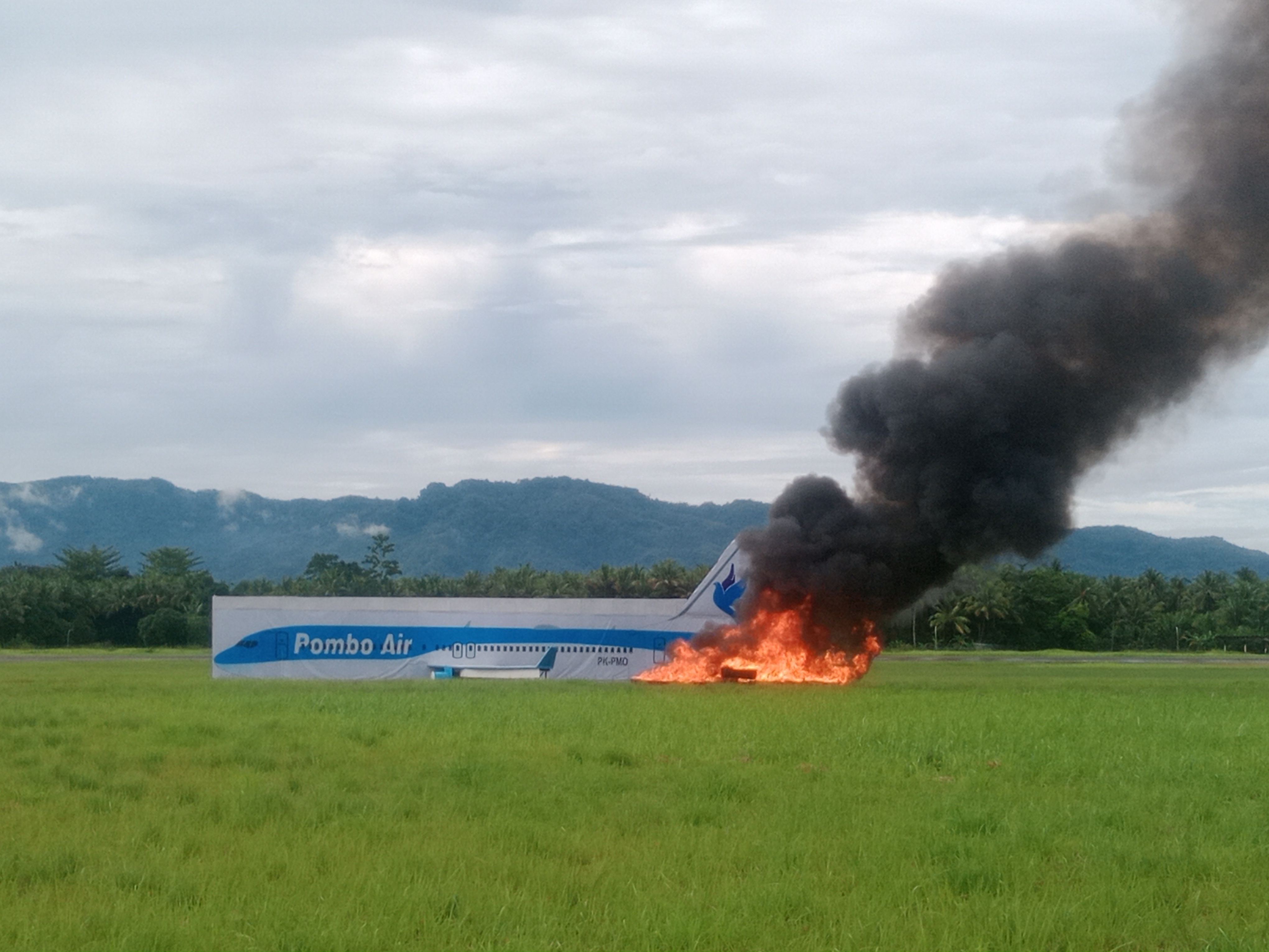 Simulasi Kecelakaan Pesawat Pombo Air Tujuan Sorong – Ambon mendarat darurat di Bandara Pattimura Ambon