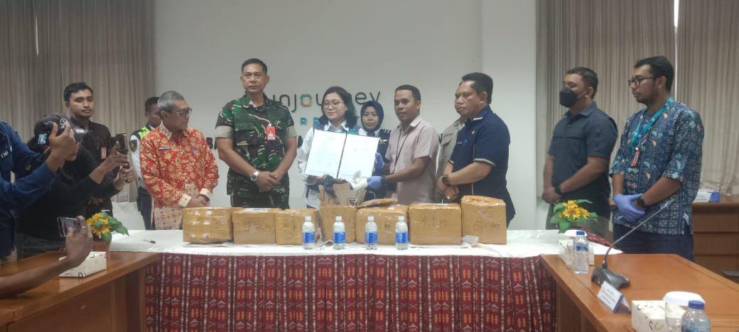 BANDARA PATTIMURA AMBON BERHASIL GAGALKAN PENGIRIMAN 33,5 KG CAIRAN MERCURY