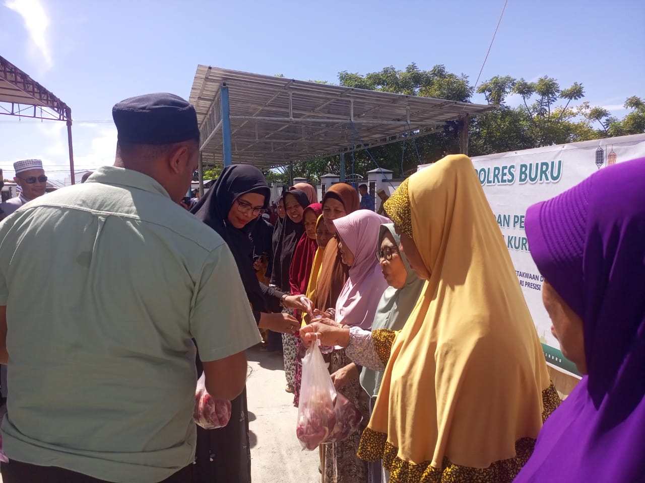 Usai Sholat Idul Adha, Kapolres Bagikan Daging Hewan Kurban. Polres Buru Sumbang 9 Ekor Sapi