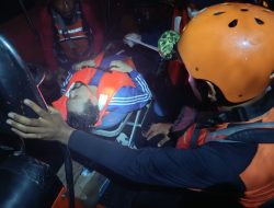 Tim SAR Kep. Aru Berhasil Evakuasi 1 ABK Kapal Kargo MV YASA URANUS Karena Sakit Di Perairan DOBO