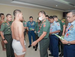 Pesan Pangdam XV/Pattimura Kepada 18 Catar Akademi TNI Yang Berangkat ke Akmil Magelang