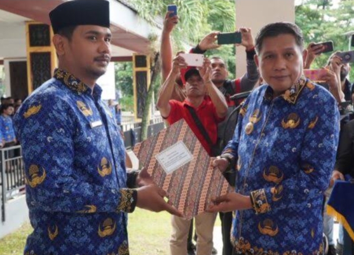 Wali Kota Ambon Bedewin Wattimena, Resmi Menyerahkan SK Kepada 914 CPNS 2024.