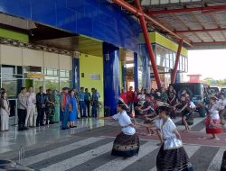 Tarian Adat Tanimbar, menyambut kedatangan Komandan Lanal Saumlaki dan Ketua Cabang 3 Korcab IX DJA III di Bumi Duan Lolat 