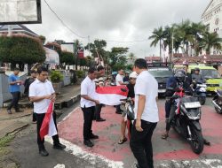 Sambut HUT RI ke 80 Personil Polresta Ambon Bagikan Bendera Merah Putih Kepada Masyarakat
