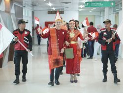 SAMBUT HUT KEMERDEKAAN RI KE-80, BANDARA PATTIMURA AMBON GELAR PARADE BAJU ADAT DAN FLASHMOB