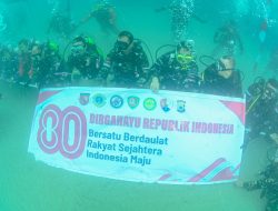 Pangdam XV/Pattimura Pimpin Upacara Pengibaran Bendera HUT ke- 80 RI di Bawah Laut Tulehu