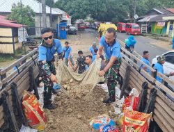 Personel Lanud Pattimura Gelar Karya Bakti Bersihkan Jalan Raya di Desa Rumah Tiga