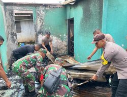 Wakapolresta Ambon Pimpin langsung TNI-Polri Bersihkan Puing Kebakaran di Desa Hunuth Durian Patah