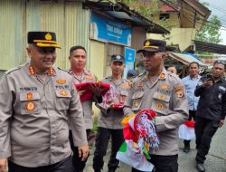 Songsong HUT RI Ke 80, Kapolresta Ambon Pimpin Aksi Pembagian Bendera Merah Putih dan Umbul-Umbul di Pasar Benteng