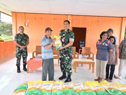Kepedulian untuk Sesama, Danlanud Pattimura Serahkan Bantuan Beras di Dusun Wailawa