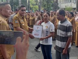 Wali Kota Ambon Serahkan Bantuan Stimulan Perbaikan Rumah Korban Bencana