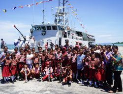 TANAMKAN SEMANGAT BAHARI, KODAERAL IX KENALKAN KAPAL PERANG REPUBLIK INDONESIA (KRI) KERAPU – 812 KE MASYARAKAT