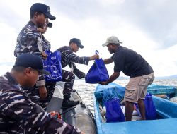 KODAERAL IX BAGIKAN RATUSAN PAKET SEMBAKO UNTUK NELAYAN DI TENGAH LAUT