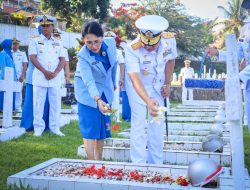 DANKODAERAL IX PIMPIN UPACARA ZIARAH DAN TABUR BUNGA DALAM RANGKA HUT ARMADA RI TAHUN 2025