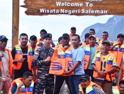 Dukung Wisata Bahari, Kodaeral IX Beri Bantuan Life Jacket Nelayan Negeri Saleman