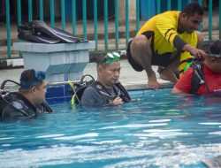 Danrem 151/Binaiya Pimpin Latihan Diving Dasar di Kolam Renang 733/Masariku