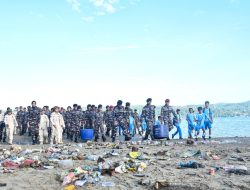 Nyatakan Perang Terhadap Sampah, Kodaeral IX Gelar Aksi Bersih Pantai Teluk Dalam Ambon