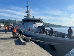 KRI Tatihu-853 Sandar di Dermaga Ksatriaan Tawiri Kodaeral IX dalam Misi Perisai Sura-26