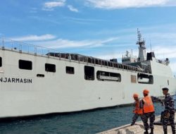 KRI Banjarmasin-592 Tiba di Ambon, Dukung Pergeseran Pasukan Satgas Pamtas RI-PNG 2026