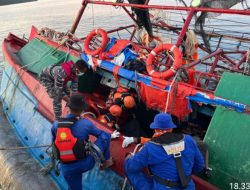Personel Lanal Aru Terlibat Proses Evakuasi Jenazah Korban Laka Laut KM. Indo Perkasa 03