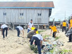 Lanal Aru Kerahkan Personelnya Kerja Bakti, Dorong Masyarakat Peduli Lingkungan
