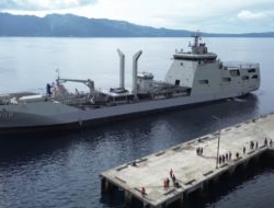 KRI Balongan-908 Sandar di Dermaga Tawiri, Perkuat Operasi Trisila-26 di Wilayah Timur
