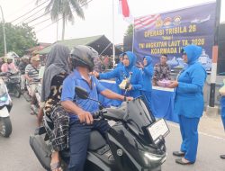 Berbagi Berkah di Bumi Jargaria, Satgas Trisila TNI AL dan Lanal Aru Bagikan Takjil Gratis untuk Masyarakat