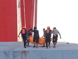 Basarnas Ambon Evakuasi Korban Tewas di Bawah Jembatan Merah Putih