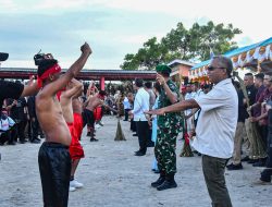 Lestarikan Kearifan Lokal, Wadan Kodaeral lX Hadiri Pesta Adat Pukul Sapu Lidi Negeri Morella