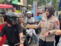 Berbagi di Bulan Ramadhan, Bidhumas Dan Bidpropam Polda Maluku Bagi 250 Paket Takjil Kepada Pengguna Jalan di Ambon