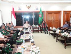 Wadan Kodaeral lX Turut Menjemput Kedatangan Pangdam XV Baru di Bandara Pattimura