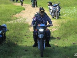 Tunggangi Motor Trail, Dankodaeral IX Tinjau Fasilitas dan Sapa Prajurit Lanal Aru
