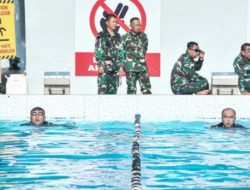 Lengkapi Data Kemampuan Garjas, PJU dan Kasatker Kodaeral lX Jalani Tes Renang Militer