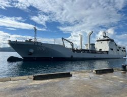 Dukung Operasi Tameng Papua-26, KRI Balongan-908 Bekal Ulang di Dermaga Tawiri Kodaeral IX