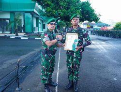 KODAM XV/PATTIMURA BERIKAN PENGHARGAAN KEPADA SERTU KAMARUDIN ATAS AKSI HEROIK DI JEMBATAN MERAH PUTIH
