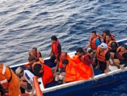 Kapal Pinisi Karam di TNS, 13 Penumpang Selamat