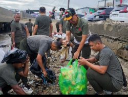 Wujudkan Lingkungan Asri, Prajurit Kodam XV/Pattimura Bersihkan Kota Ambon