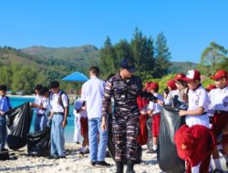 TNI AL Ajak Pelajar Pulau Buru Berburu Sampah Bersihkan Pantai Jikumerasa