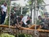 Komandan Kodaeral IX Sapa Warga dan Tinjau Pembangunan Jembatan Gantung Waisawa Negeri Tawiri